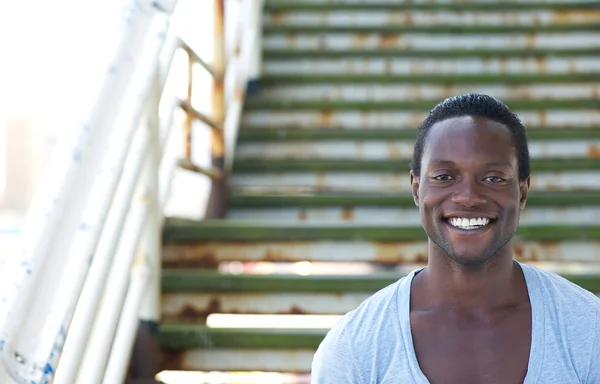 Привлекательный африканский американец смеется на улице — стоковое фото