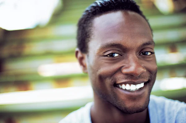 Retrato de un atractivo hombre afroamericano riendo —  Fotos de Stock