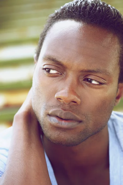 Retrato de um belo jovem negro olhando para longe — Fotografia de Stock