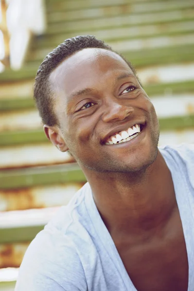 Πορτραίτο μια αφρικανική αμερικανική άνδρα γέλιο σε εξωτερικούς χώρους — Φωτογραφία Αρχείου
