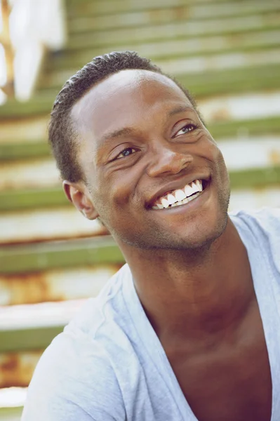 Portret van een Afro-Amerikaanse man lachen buitenshuis — Stockfoto