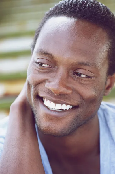 Knappe jonge african american man die lacht — Stockfoto