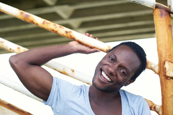 Portrét šťastný mladý muž s úsměvem venku — Stock fotografie
