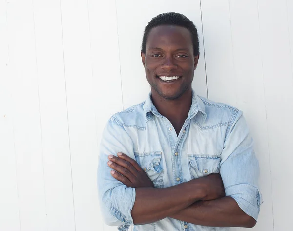 Porträt eines gutaussehenden schwarzen Mannes mit verschränkten Armen — Stockfoto