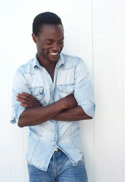 Modèle masculin attrayant posant avec les bras croisés sur fond blanc — Photo