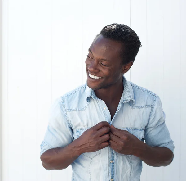 Atractivo afroamericano hombre ajustando camisa botón al aire libre —  Fotos de Stock