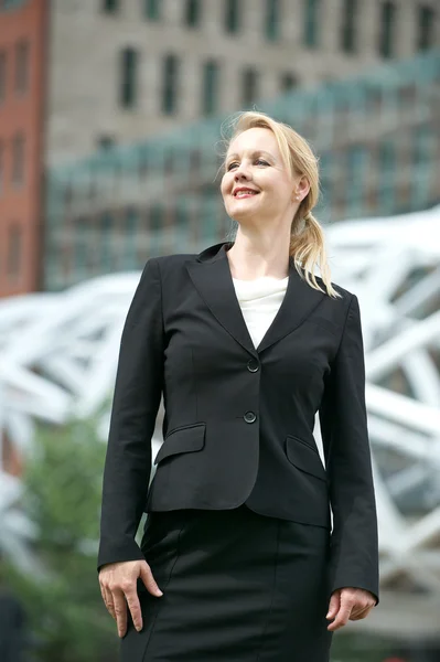 Бізнес-леді посміхається на відкритому повітрі в місті — стокове фото