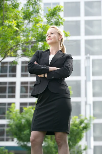 Vertrouwen zakenvrouw permanent buiten het kantoor — Stockfoto