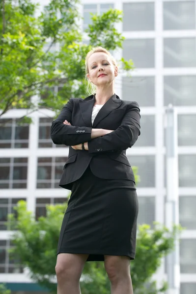 Mujer de negocios segura de pie al aire libre con los brazos cruzados —  Fotos de Stock