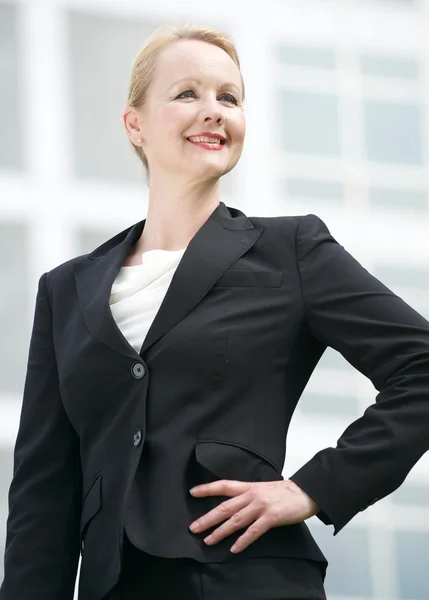 Успішна бізнес-леді стоїть на відкритому повітрі — стокове фото