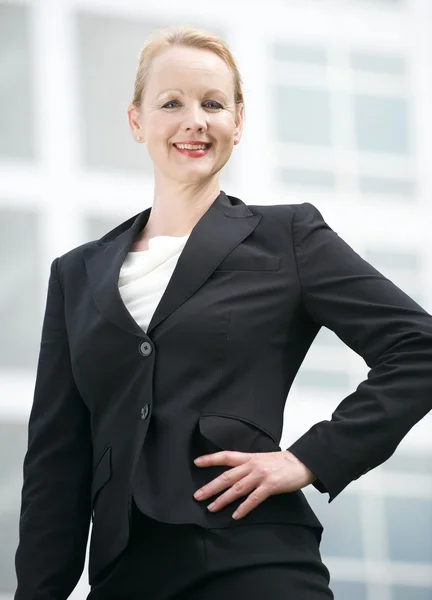 Уверенная деловая женщина улыбается на открытом воздухе — стоковое фото