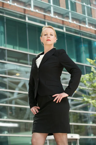 Femme d'affaires sérieuse debout à l'extérieur du bâtiment de bureaux — Photo