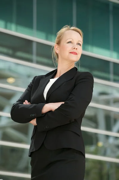 Portret van een zakenvrouw poseren buiten kantoorgebouw — Stockfoto