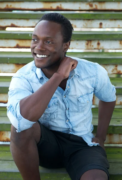 Hombre negro sonriendo al aire libre —  Fotos de Stock