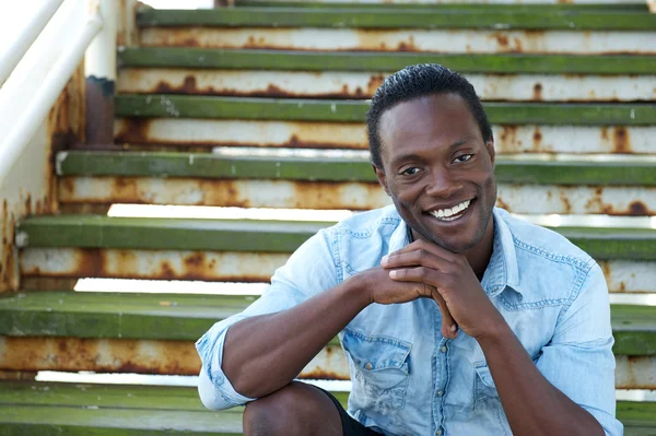 Afro-américain homme souriant à l'extérieur — Photo