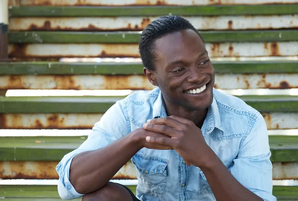 Retrato de un hombre negro feliz riendo al aire libre — Foto de Stock