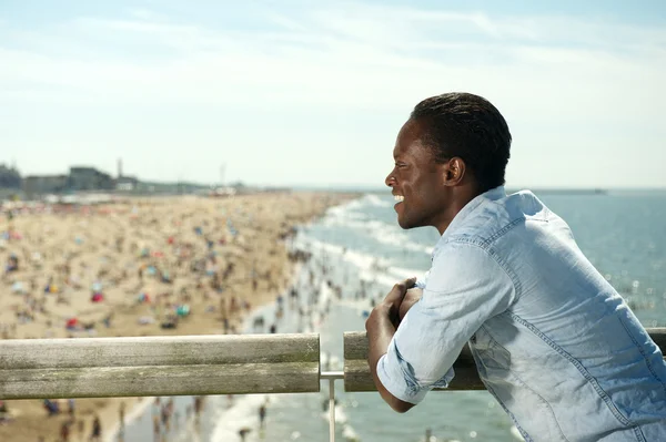 Portréja egy afro-amerikai boldog mosolygó a strandon — Stock Fotó