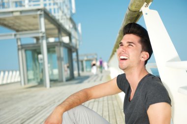 yakışıklı genç adam açık havada bir yaz gününde gülüyor