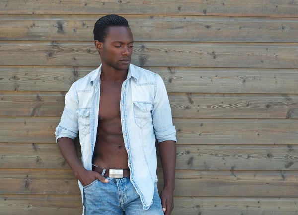 Bonito homem negro de pé ao ar livre com camisa aberta — Fotografia de Stock