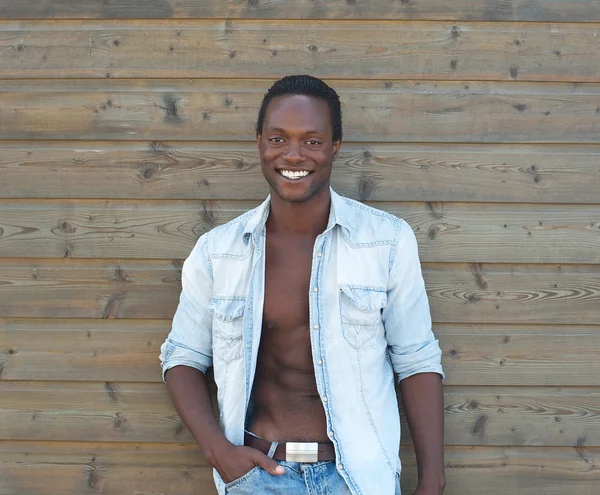 Bom olhar afro-americano homem sorrindo ao ar livre — Fotografia de Stock