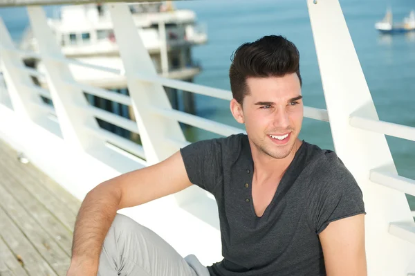 Guapo joven relajándose al aire libre en un día de verano — Foto de Stock