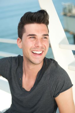 çekici bir beyaz adam açık havada gülüyor