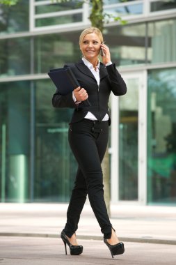 iş kadın ofis dışında cep telefonunda söz