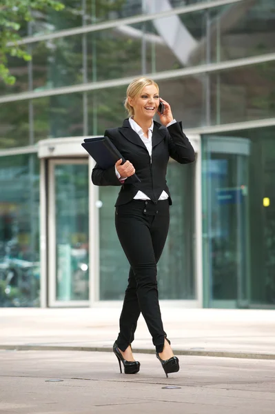 Affärskvinna som pratar i mobiltelefon i staden — Stockfoto