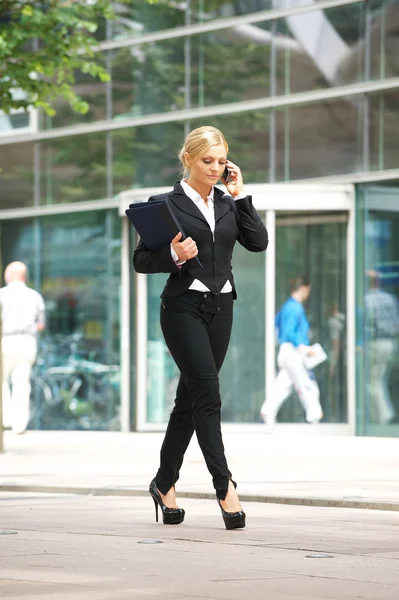 Zakenvrouw praten op mobiele telefoon in de stad — Stockfoto