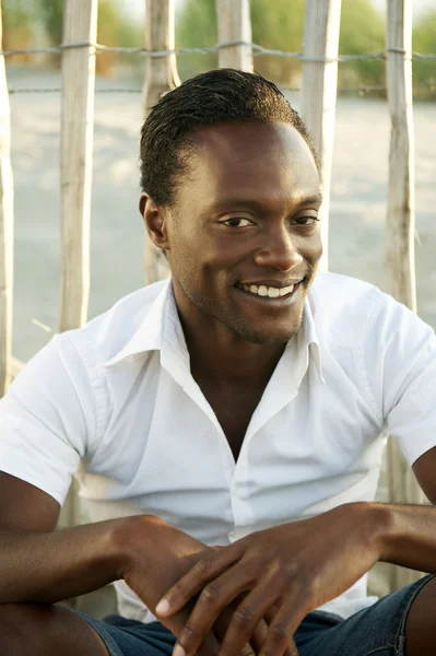 Hombre africano guapo sonriendo al aire libre —  Fotos de Stock