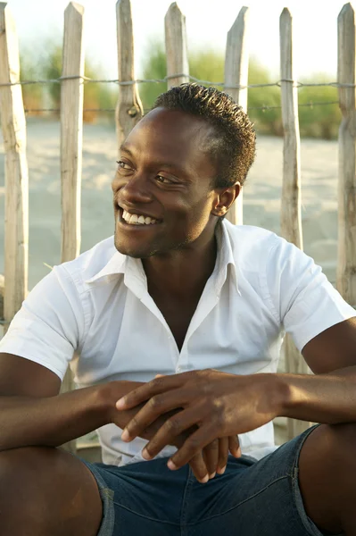 Gelukkig zwarte man die lacht buitenshuis — Stockfoto