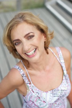 açık havada gülümseyen bir çekici yaşlı bayan portresi