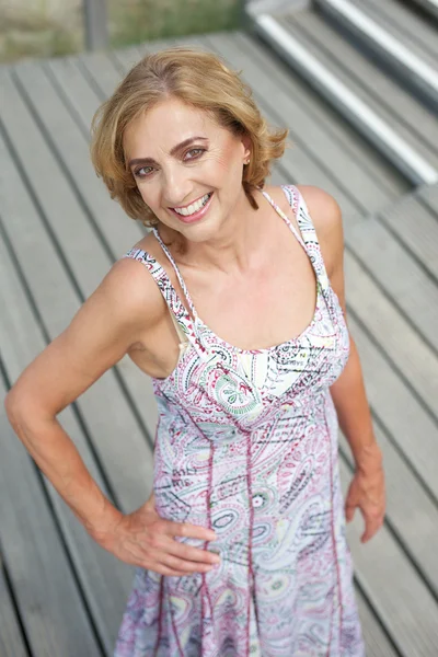 Hermosa mujer mayor posando al aire libre con una sonrisa —  Fotos de Stock