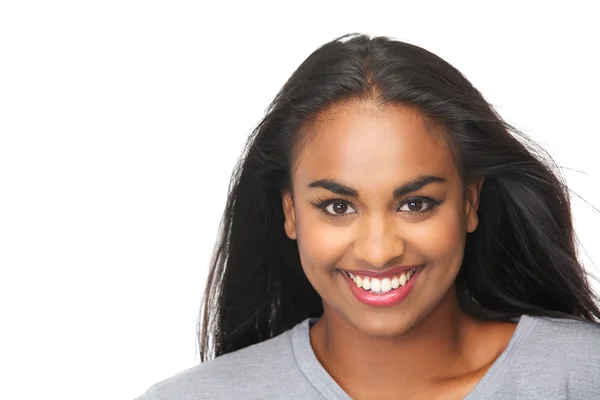 Schöne junge Frau lächelt isoliert auf weiß — Stockfoto