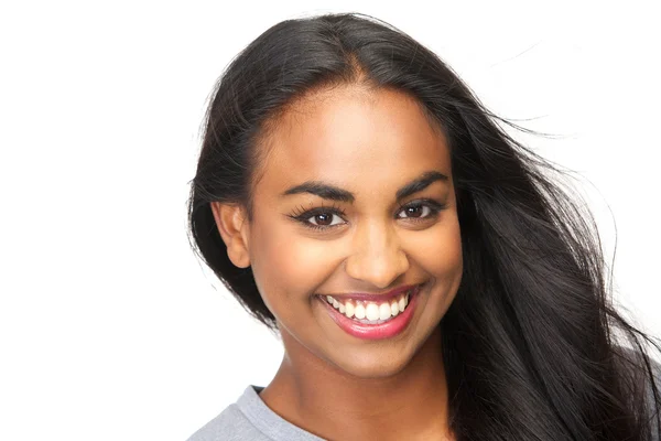 Hermosa joven sonriendo sobre un fondo blanco aislado — Foto de Stock