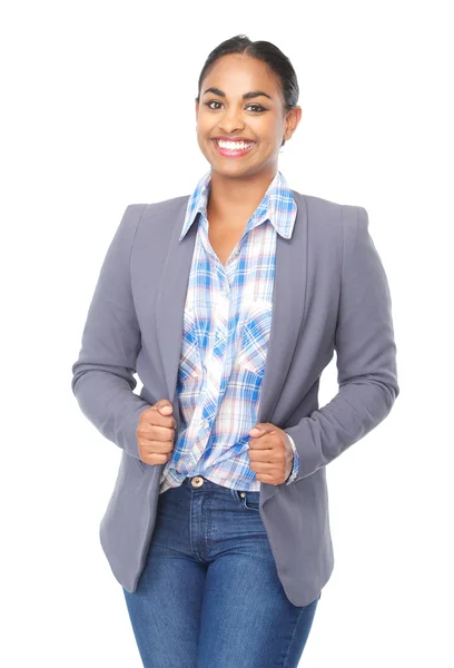 Retrato de una hermosa mujer sonriendo en jeans y chaqueta — Foto de Stock