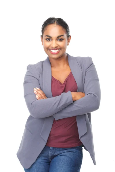 Lächelnde junge Frau mit verschränkten Armen — Stockfoto