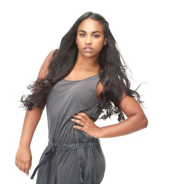 Черная женщина с длинными волосами — стоковое фото