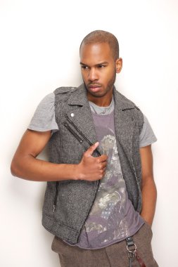 erkek moda model ciddi bir ifade ile