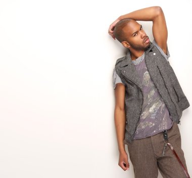 çekici erkek başına el ile poz