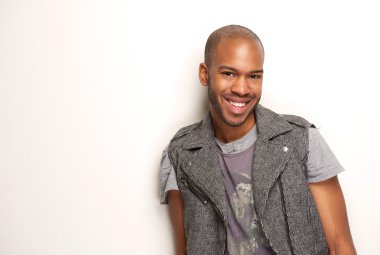 Yatay genç, mutlu bir adam portresi