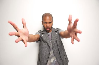 uzanmış kolları olan çekici bir adam portresi