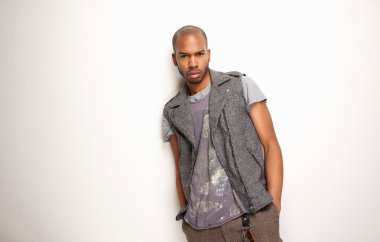 elleri cebinde olan yakışıklı zenci