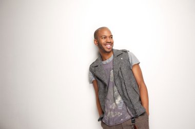 gülümseyen çekici bir siyah adam portresi