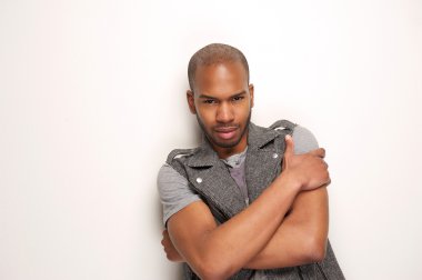 çapraz kollar ve gülümseyen yakışıklı bir adam portresi