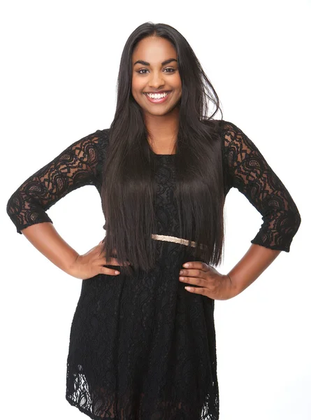 Krásná mladá žena s úsměvem v černých šatech — Stock fotografie