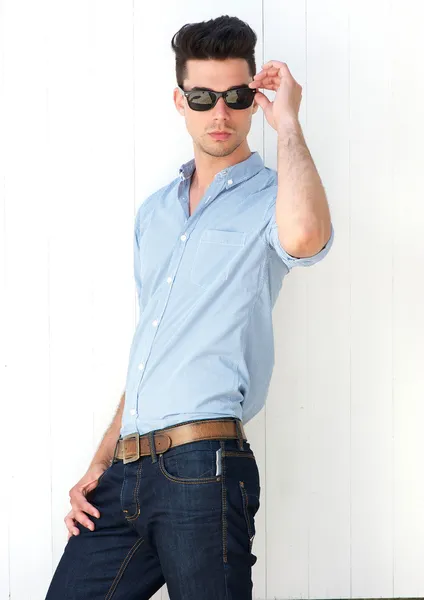 Modello moda maschile con occhiali da sole — Foto Stock