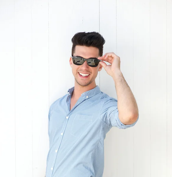 Jovem feliz sorrindo com óculos de sol — Fotografia de Stock