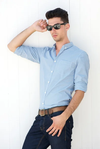 Attraktiver junger Mann steht mit Sonnenbrille draußen — Stockfoto