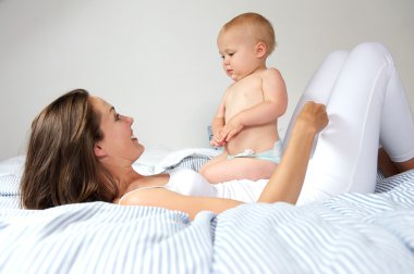 mutlu anne ve yatakta şirin bebek portre